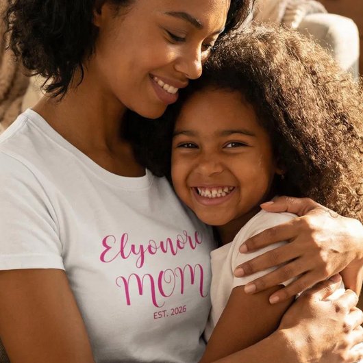 Roze Script Persoonlijke Naam Gevestigd Moeder  T-shirt