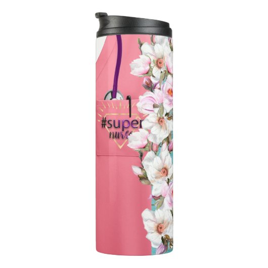 Roze scrubs met bloemontwerp en stethoscoop thermosbeker (Geroteerd rechts)