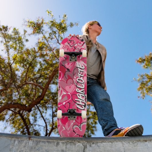 Roze Serenity: Speelse Graffiti Love Hearts Persoonlijk Skateboard (Buiten 1)