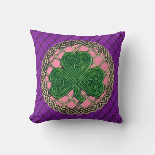 Roze Shamrock Celtic Knoopjes op Paarse betonplaat Kussen (Voorkant)