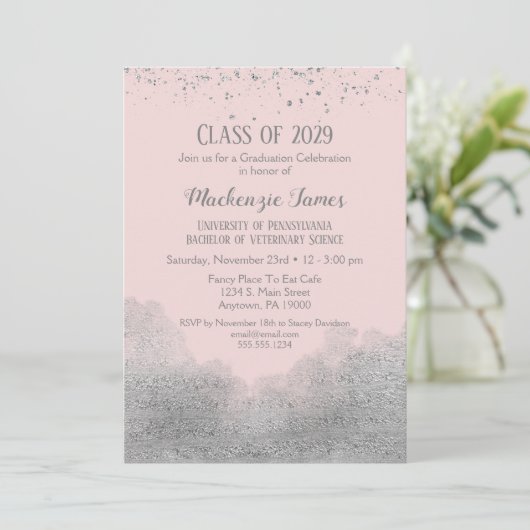 Roze Silver Confetti Graduation Party Invitation Kaart (Staand voorkant)