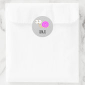 Roze slak 13.1 (halve marathon) ronde sticker (Tas)