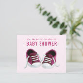 Roze Sneakers Baby shower Uitnodiging Briefkaart (Staand voorkant)