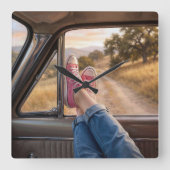 Roze sneakers in retro auto raam vierkante klok (Voorkant)