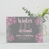 Roze Sneeuwvlok Sneeuwige Script Eerste Verjaardag Kaart (Staand voorkant)