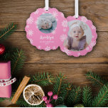 Roze  Sneeuwvlokken Baby Girl's 1e Kerstmis Ornament Kaart<br><div class="desc">Foto-ornament ter ere van de eerste kerstdagen van je dochtertje met sneeuwvlokken in het wit tegen roze en twee foto's van je dochtertje.</div>