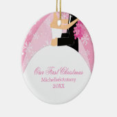 Roze sneeuwvlokken "Onze eerste Kerstmis" Keramisch Ornament (Rechts)