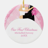 Roze sneeuwvlokken "Onze eerste Kerstmis" Keramisch Ornament (Achterkant)