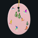 Roze snowboarders Illustratie Keramisch Ornament<br><div class="desc">Koel-witte illustratiekunst met kleurrijke sneeuwboarders,  sneeuwboarden in bergen onder pijnbomen,  sparren en pijnbomen op vers sneeuwpoeder. Snowboard en Xmas buitensport in een winterbos. Snowboarder giften. Snowboardontwerp voor haar</div>