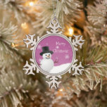 Roze Snowman Winter Scene Snowflake Ornament<br><div class="desc">Voeg een griezelige aanraking toe aan uw kerstboom dit vakantieseizoen met een Roze Snowman Winter Scene Snowflake Ornament. Het ontwerp van het ornament is voorzien van een gelukkige sneeuwman in een sneeuwwindenergie tegen een roze achtergrond die is aangepast aan de corresponderende kleurensneeuwvlokken. Extra cadeautjes en vakantiepunten zijn ook bij dit...</div>