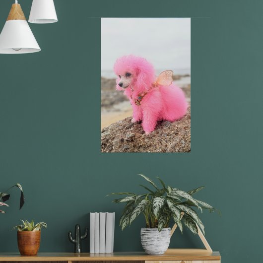 ROZE SPEELGOEDPOEDEL AAN HET STRAND POSTER (Woonkamer 1)