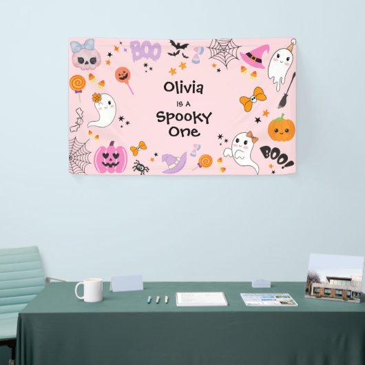 Roze Spooky One Schattige Ghost Halloween 1st Birt Spandoek (Beurs)