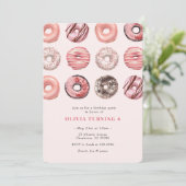 Roze Sprinkle Donut Birthday Party Invitation Kaart (Staand voorkant)