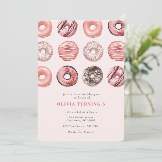 Roze Sprinkle Donut Birthday Party Invitation Kaart (Staand voorkant)