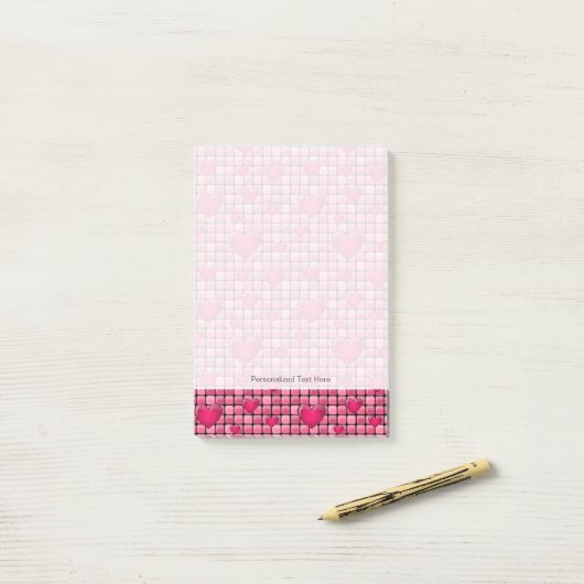 Roze stapel met hart post-it® notes (Op bureau)