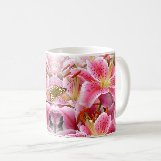 Roze Stargazer Lilies en Butterfly Koffiemok (Voorkant rechts)