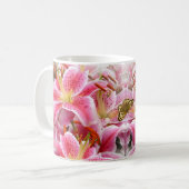 Roze Stargazer Lilies en Butterfly Koffiemok (Voorkant links)