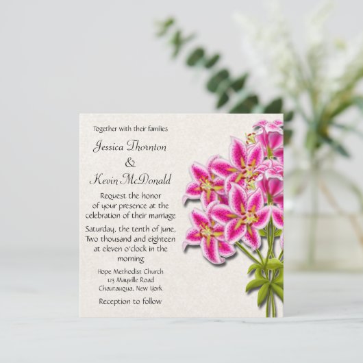Roze Stargazer Lilies Wedding Uitnodiging (Staand voorkant)