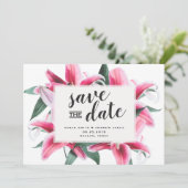 Roze Stargazer Lily Floral Sla de datumkaart op Save The Date (Staand voorkant)