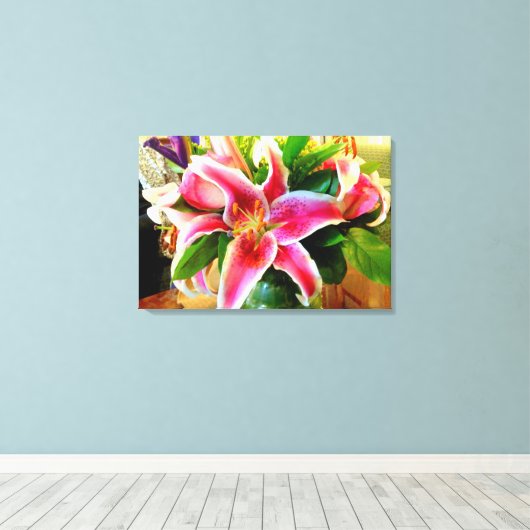 Roze Stargazer Lily Wrapped Canvas (Insitu (Houten vloer))