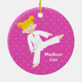 Roze Stars Taekwondo Blonde Girl gepersonaliseerd Keramisch Ornament (Achterkant)