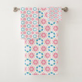 Roze sterbloem blauw stippen patroon bad handdoek (Insitu)