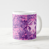 Roze sterdeco op digitale camo-stijl grote koffiekop (Voorkant rechts)