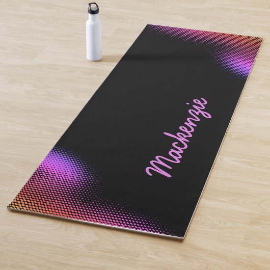 Roze stip patroon met naam op BLACK Yogamat (In situ)