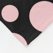 Roze Stippen op Zwarte Achtergrond Fleece Deken (Hoek)