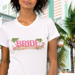 Roze Strand Bachelorette Party Bruid T-shirt<br><div class="desc">Schattige roze tropisch strand bachelorette bruid om T-shirt te zijn. Een cool waterverf strandthema met tinten van roze en blauwgroen, die de sfeer voor een strandvlucht met de bruid en haar besties bepalen. Van uitstapjes naar Florida, Californië, of zelfs iets meer internationaal zoals Mexico, Hawaii of de Bahama's, dit meisjes...</div>