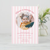 Roze Streep Foto Verjaardag Uitnodiging (Staand voorkant)