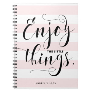 Roze strepen   Geniet van de kleine dingen kalligr Notitieboek