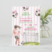 Roze Strepen Meisje Voetbal Let's Kick It Verjaard Kaart (Staand voorkant)