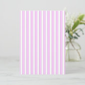 Roze strepen op witte aangepaste uitnodigingen (Staand voorkant)