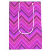 Roze strepen zigzagpatroon medium cadeauzakje (Achterkant)