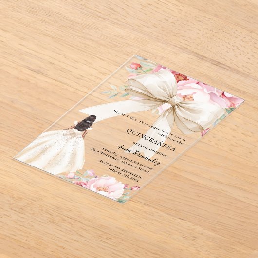 Roze strik bloemen crème jurk duidelijk Quinceaner Acryl Uitnodigingen (Laagn)