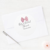 Roze strik bruidsdouche naam datum pastel stijlvol ronde sticker (Envelop)