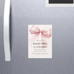 Roze strik crème elegante Quinceanera luxe Magnetische Uitnodiging<br><div class="desc">Een zacht beige,  crèmekleurige achtergrond,  versierd met een roze grote strik. Personaliseer en voeg een naam en partijgegevens toe.</div>