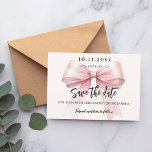 Roze strik crème Quinceanera Save the Date kaart<br><div class="desc">Een moderne en elegante Save the Date voor een Quinceañera. Een zachte crème,  beige gekleurde achtergrond,  versierd met een grote roze strik. Personaliseer en voeg datum,  plaats,  naam en leeftijd toe.</div>