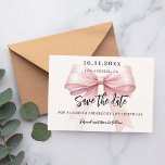 Roze strik crème verjaardagsfeestje Save the Date<br><div class="desc">Een moderne en elegante Save the Date voor een verjaardagsfeestje (elke leeftijd). Een zachte crème,  beige gekleurde achtergrond,  versierd met een grote roze strik. Personaliseer en voeg datum,  plaats,  naam en leeftijd toe.</div>