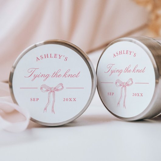 Roze strik die de knoop aandoet favor ronde sticker