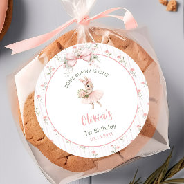 Roze Strik en Bloemstuk Some Bunny is One 1e Verja Ronde Sticker