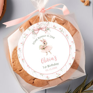 Roze Strik en Bloemstuk Some Bunny is One 1e Verja Ronde Sticker