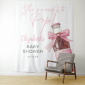 Roze Strik Fles Babyshower Fotobackdrop Wandkleed (In situ)