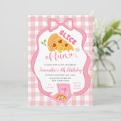 Roze strik gingham plakje fun pizza verjaardag kaart (Staand voorkant)