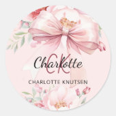 Roze strik lint bloemen monogram ronde sticker (Voorkant)
