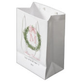 Roze Strik Monogram Krans Kerstmis Medium Cadeauzakje (Voorkant Gekanteld)