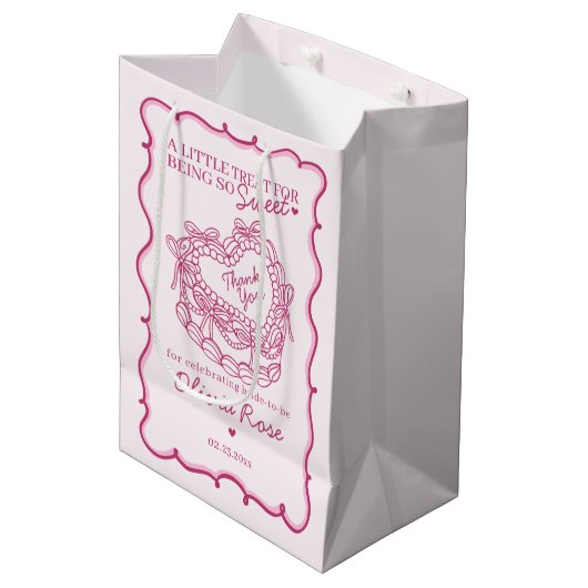 Roze Strik Retro Hart Coquette Cake Bruidsdouche Medium Cadeauzakje (Voorkant Gekanteld)