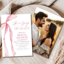 Roze strik Ze is het knopen van de knoop Foto Vrij