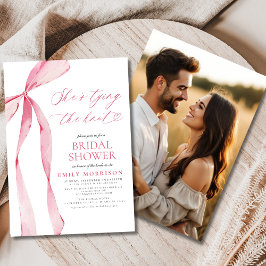 Roze strik Ze is het knopen van de knoop Foto Vrij Kaart